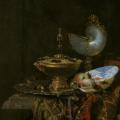 Willem Kalf. Nature morte avec coupe Holbein, coupe Nautilus, gobelet en verre et coupe à fruits (1678)